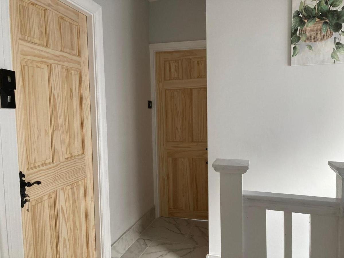 Surbiton Home With Free Parkings, Surbiton, Kingston Upon Thames, Surrey, Greater London Uk Zewnętrze zdjęcie